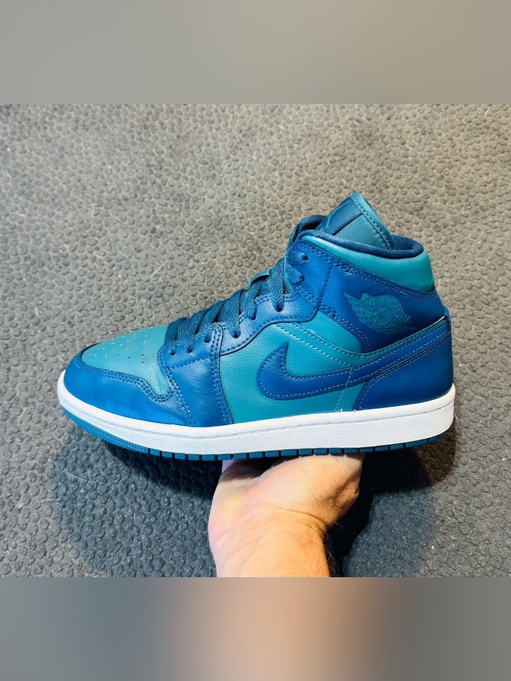 Jordan 1 Mid ‘Teal French Blue’ 2023 (Sz 7W/5.5M)